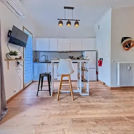 דירה Cosy A 30 Metres De La אנטיב